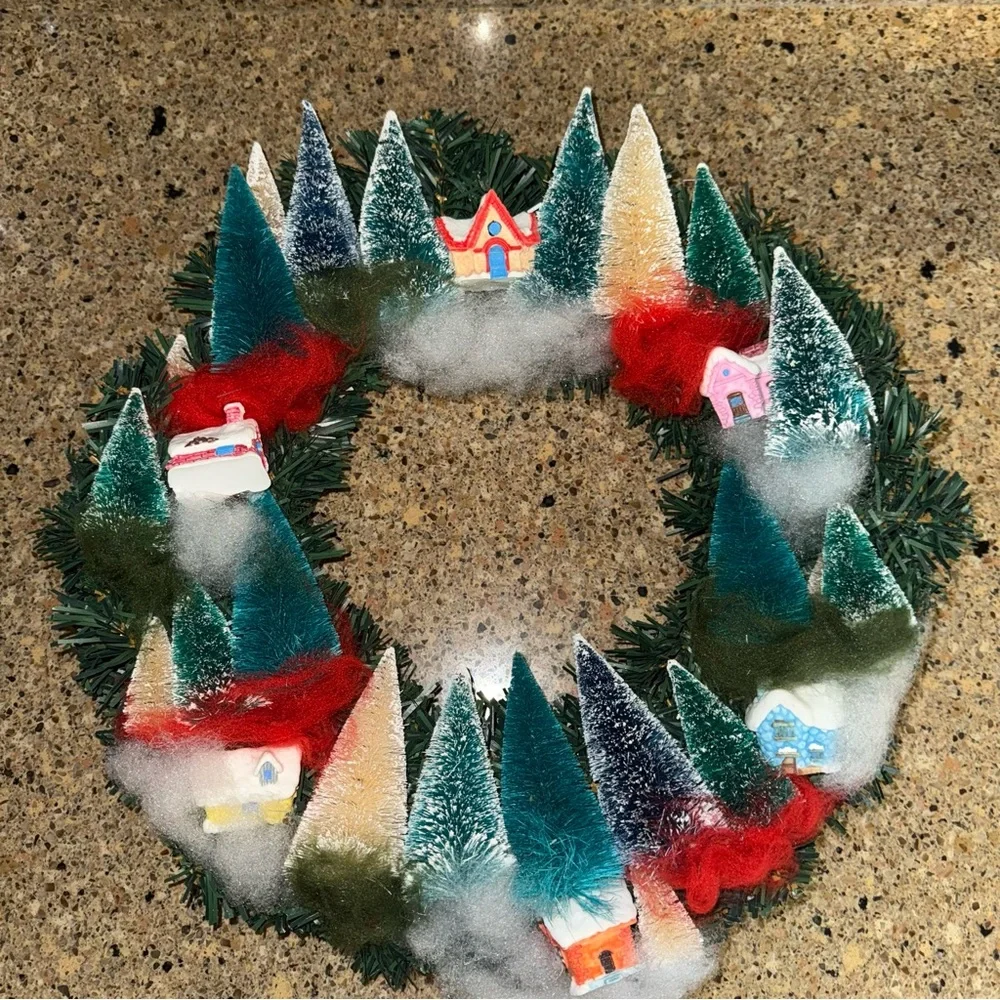 🎄 16 inch Christmas Village Bottlebrush Tree Wreath